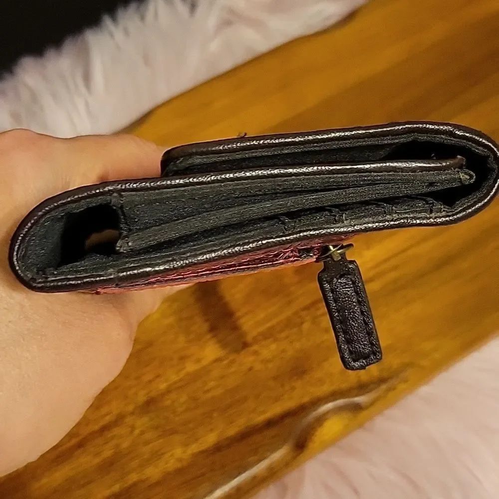 Relic š¦āLeather Embossed wallet. EUC - Picture 8 of 9